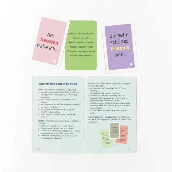 Preview: Karten und geöffnete Box: Kultursensibles Interventionsmaterial für die Migrationsberatung und Flüchtlingshilfe zum spielerischen Beziehungsaufbau bei Migrationshintergrund.