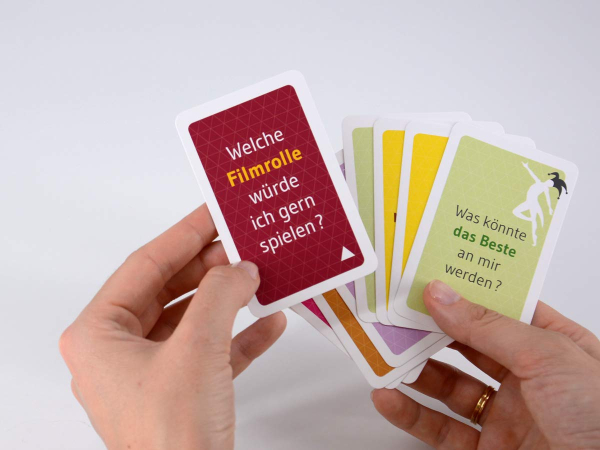 Praxis-Einsatz: Der spielerische Ablauf nimmt den Therapeuten aus der ausfragenden Rolle und schafft eine wertschätzende Begegnung auf Augenhöhe.